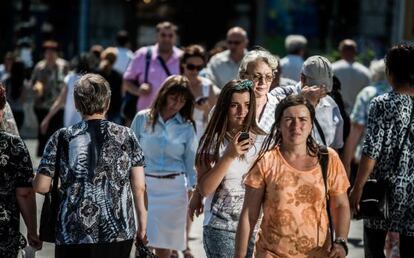 Los m&oacute;viles han facilitado el desarrollo de la ciudad inteligente. En la imagen, peatones en el centro de Bucarest.
 