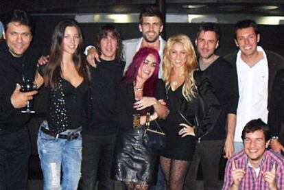 Piqué y Shakira, en el centro, celebran su cimpleaños con Puyol, la novia de este, Malena Costa, y otros amigos.