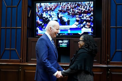 Biden y la jueza Ketanji Brown Jackson tras la votación del Senado del pasado 7 de abril que confirmó su nominación. 