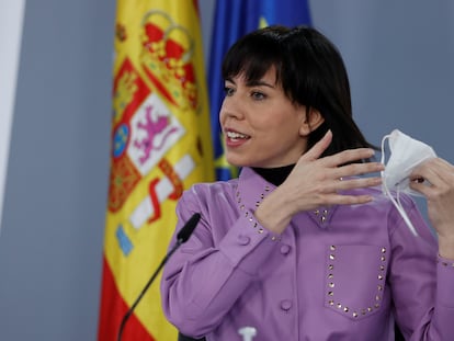 La ministra de Ciencia e Innovación, Diana Morant, se quita la mascarilla para intervenir en la rueda de prensa tras el Consejo de Ministros.