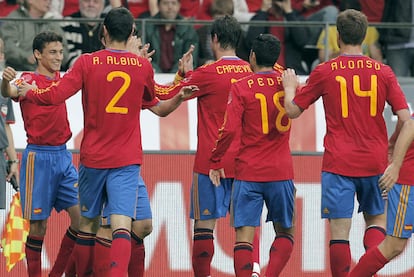 Jesús Navas celebra junto a varios jugadores el gol que supuso la victoria ante Corea.