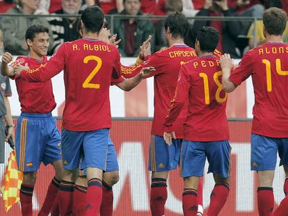 Jesús Navas celebra junto a varios jugadores el gol que supuso la victoria ante Corea.