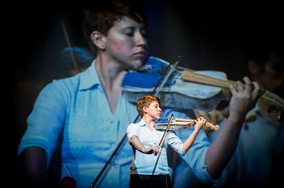 Una violinista durante uno de los conciertos ofrecidos en las navidades de 2017 en España.