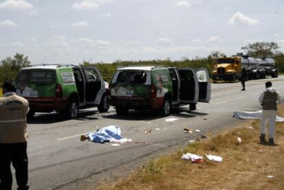 Un cuerpo yace en el lugar del atentado que ayer costó la vida al candidato a gobernador del Estado de Tamaulipas, Rodolfo Torre Cantú, asesinado junto a varios colaboradores.