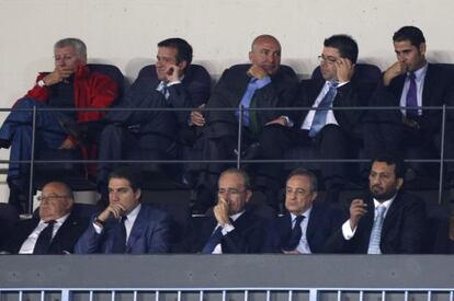 El jeque, a la derecha, junto a Florentino Pèrez y el alcalde de Málaga.