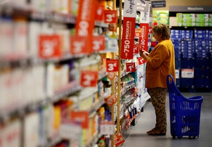 Una clienta comprando en un supermercado en las afueras de París (Francia).