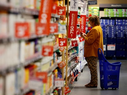 Una clienta comprando en un supermercado en las afueras de París (Francia).