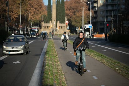 Ciclistas en un carril bici de Barcelona.