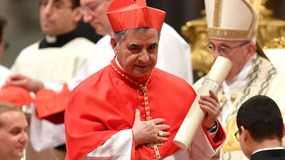 Na foto, Angelo Becciu após jurar lealdade ao Papa e se tornar cardeal.