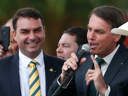 El senador Flavio Bolsonaro (a la izquierda), acompaña a su padre, el presidente de brasileño Jair Bolsonaro, en un evento de noviembre del año pasado.