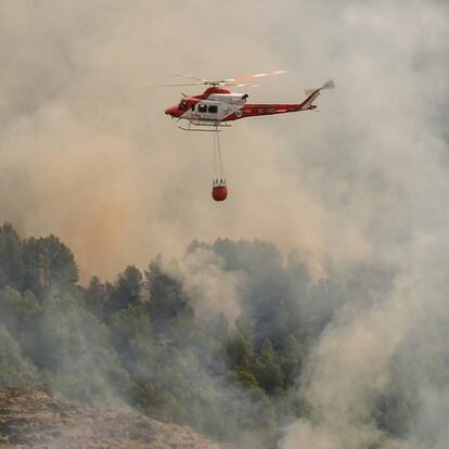 -FOTODELDIA- GRAFCVA9893. TÁRBENA (ALICANTE), 15/04/2024.- Un helicóptero de los Servicios de Emergencia trabaja en la extinción del incendio forestal de Tárbena que ha provocado el desalojo de más de 180 personas y ha afectado 580 hectáreas hasta el momento. EFE/Pablo Miranzo