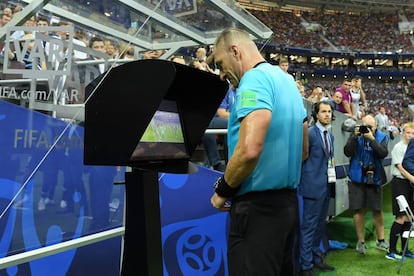 El árbitro Nestor Pinata consulta el VAR en la final del Mundial. 