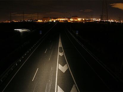 Aspecto que presentaba la semana pasada la autopista M-45, sin iluminación pese a tener farolas.