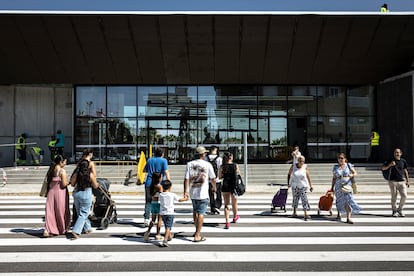 Llegada de viajeros a la estación de Paiporta de Metro de Valencia.