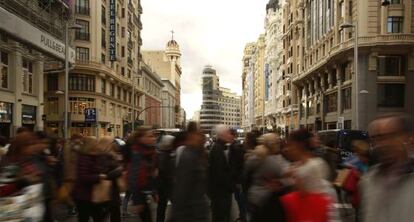 Un grupo de personas cruza un paso de peatones en la Gran Vía el jueves.