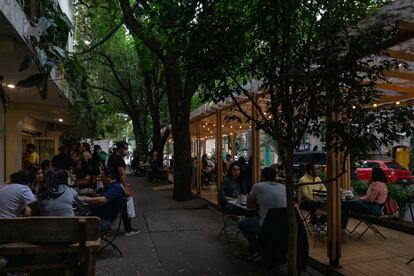 Decenas de personas pasan la tarde en una terraza que ocupa los espacios que antes eran plazas de aparcamientos en la Roma Norte, Ciudad de México, este abril.