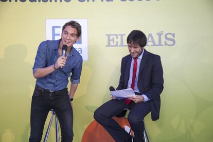 Xavi Martínez junto con el director de Comunicación de Prisa Noticias, Pedro Zuazua.