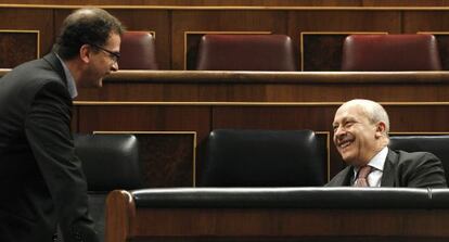 El ministro de Educación, Cultura y Deportes, José Ignacio Wert (d), conversa con el portavoz de Esquerra Republicana de Cataluña (ERC), Alfred Bosch.