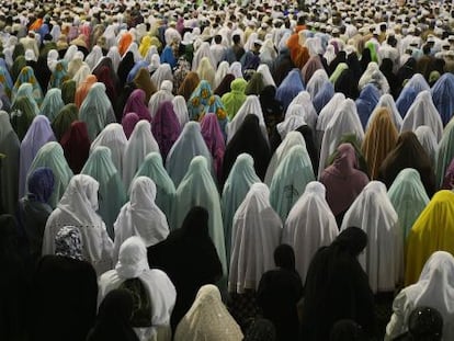 Musulmanas rezan fuera de la Gran Mezquita de La Meca, en 2009.