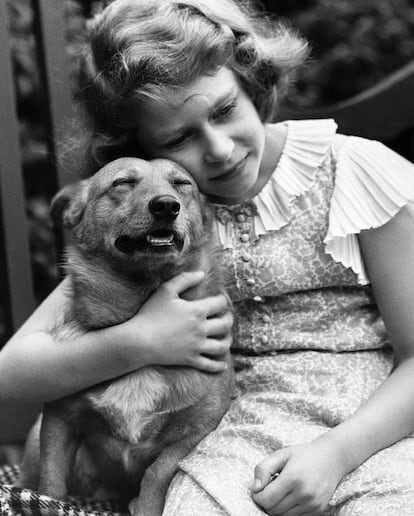 Isabel II con 10 años abrazada a su perro.