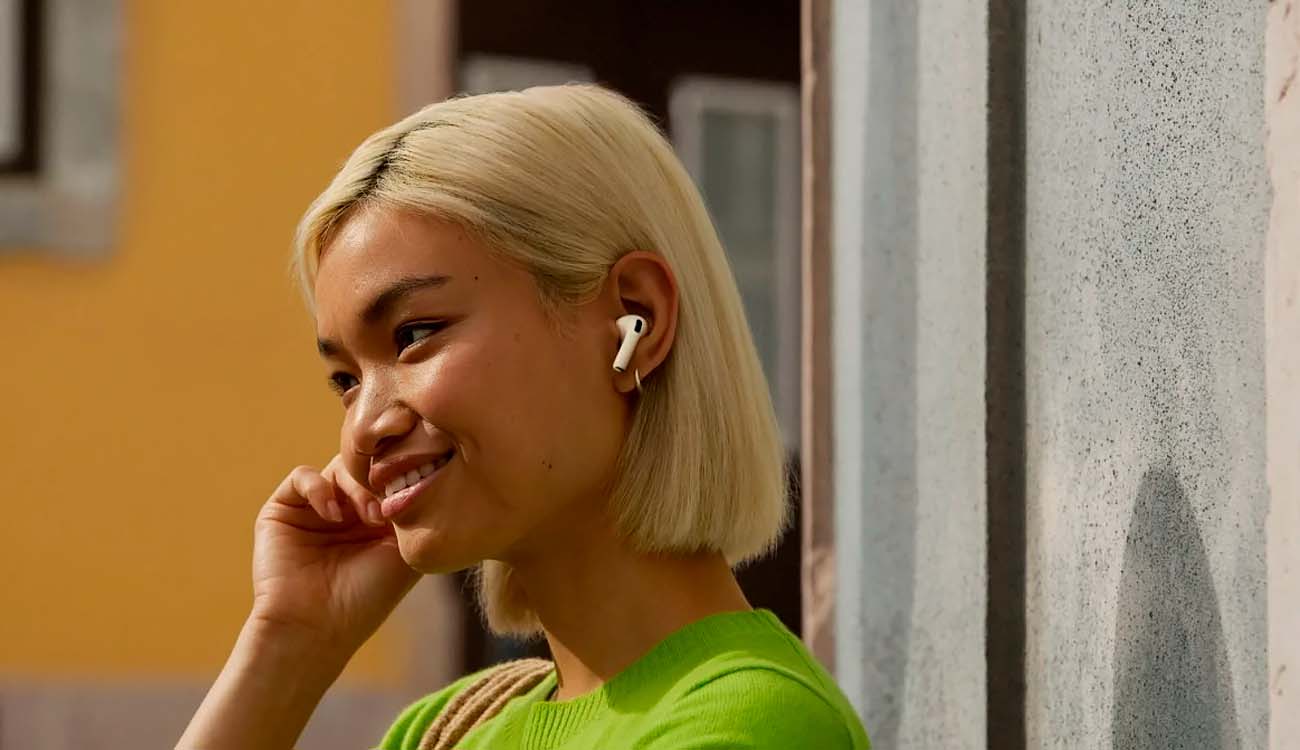 Chica utilizando los AirPods Pro 3