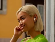 Chica utilizando los AirPods Pro 3