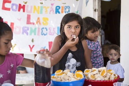 Desayuno en el comedor comunitario Las Hormiguitas, en Villa Inflamable.