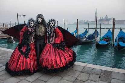 Venecianos posan con sus vestidos de carnaval.