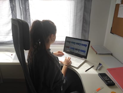 Una niña sigue las clases online desde su casa, en Soto del Real.