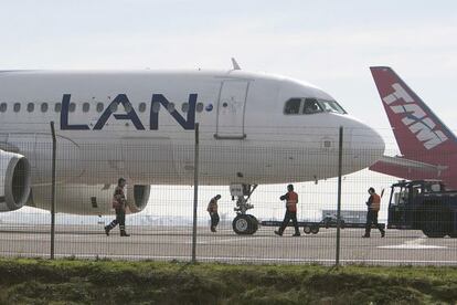 Aviones de Lan y Tam estacionados en el aeropuerto de Santiago de Chile