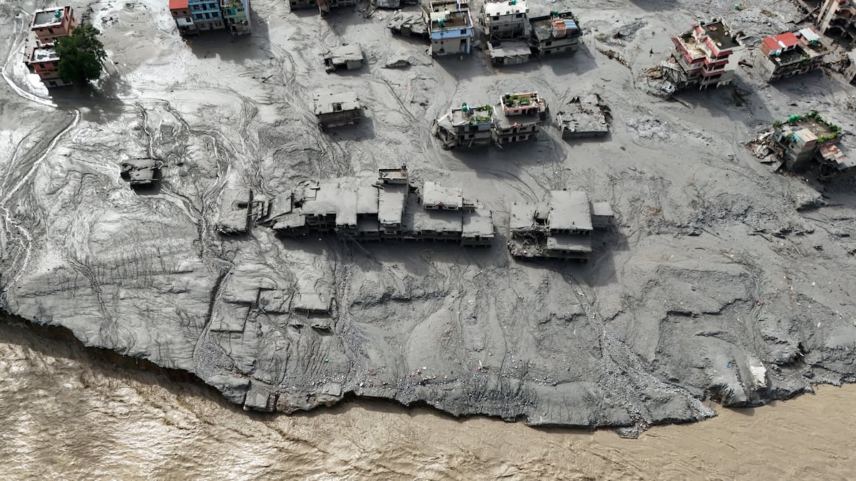 Más de 390 muertos y 1.400 desaparecidos por la monstruosa riada y el deslizamiento masivo de tierra entre Nepal y Tíbet