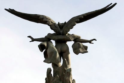 Detalle desde atrás de la Victoria alada de Federico Coullaut, que corona la cúpula del edificio Metrópolis en el cruce de la Gran Vía con la calle Alcalá.