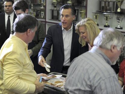 Mitt Romney y su esposa Ann, en un desayuno en Snellville.