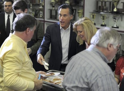 Mitt Romney y su esposa Ann, en un desayuno en Snellville.