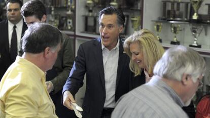 Mitt Romney y su esposa Ann, en un desayuno en Snellville.