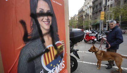 Una esvàstica pintada sobre un cartell d'Inés Arrimadas.