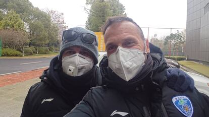 Oliver Cuadrado (derecha) y Pedro Morilla, en un 'selfie' en las instalaciones del Wuhan Shangwen.