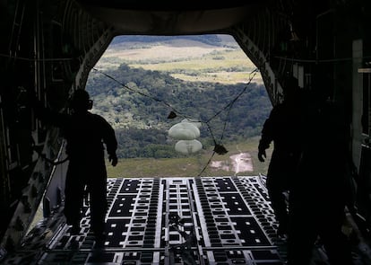 La Fuerza Aérea de Brasil lanza paquetes con comida desde un avión a una base militar para que sea repartida a los yanomami, el 26 de enero.