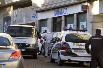 La oficina está situada en la calle Doctor Carracido, que ha sido acordonada por las fuerzas de seguridad.