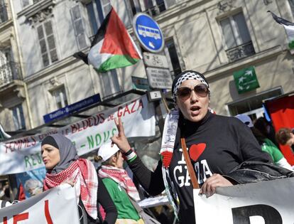 Mujeres con pancartas contra el bloqueo de Gaza en los actos del Día Internacional de la Mujer.