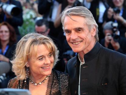 El actor Jeremy Irons y su esposa Sinead Cusack asisten a la ceremonia de inaugiración del festival de cine de Venecia (Italia).