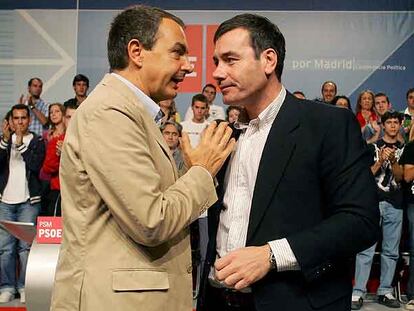 José Luis Rodríguez Zapatero y Tomás Gómez conversan antes de sus intervenciones.