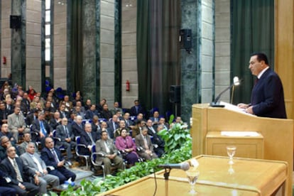 Momento de la conferencia de Mubarak en la Universidad de Menufiya.