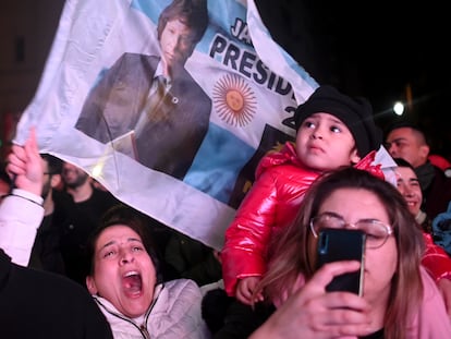Seguidores de Javier Milei festejan luego del cierre de los colegios electorales en Buenos Aires.