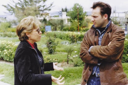 Alejandro Cárdenas y su madre, Cuini Amelio-Ortiz, en Perú.