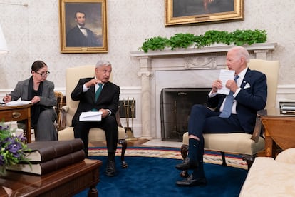López Obrador ha pedido a su homólogo estadounidense, Joe Biden, que facilite la entrada a Estados Unidos de los trabajadores mexicanos y centroamericanos “más cualificados”, “para apoyar” la economía.
