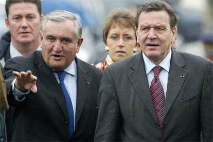 El canciller Schröder y el primer ministro Jean Pierre Raffarin, en la Cumbre de Poitiers, en octubre de 2003.