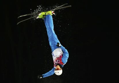El Bielorruso Anton Kushnir realiza un salto durante la final esquí freestyle masculina.
