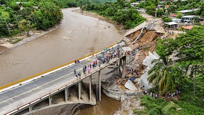 Un puente colapsado por el paso del huracán 'John' en Acapulco, Estado de Guerrero, el 30 de septiembre de 2024.