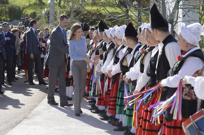 SSMM los reyes saludando a todos los vecinos que se han acercado esta mañana al pueblo a saludar a sus majestades.